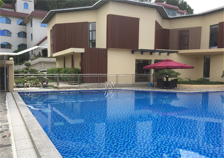 廣州蓮花山嶺南佳園度假酒店是嶺南集團(tuán)下屬的旅游度假酒店，位于4A級(jí)國(guó)家風(fēng)景名勝區(qū)番禺蓮花山下，占地超過(guò)3萬(wàn)平方米，以歐陸園林風(fēng)格的建筑為主。酒店設(shè)露天游泳池，我司受邀提供泳池設(shè)備及安裝方案的設(shè)計(jì)和施工。